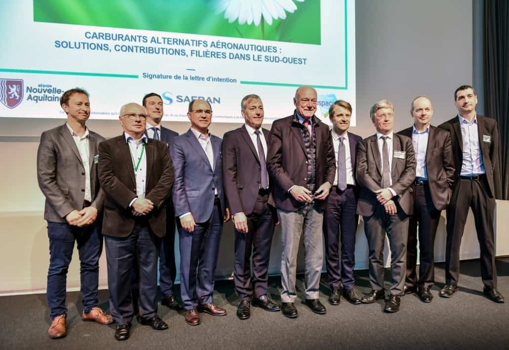 Safran Helicopter Engines, Euralis, Teréga, ACD (Aquitaine Chimie Durable), Chemparc, Agri Sud Ouest Innovation, Xylofutur, la CCI Pau Béarn, l’Université de Pau et des Pays de l’Adour et le pôle de compétitivité Aerospace Valley ont signé une lettre d’intention pour étudier la faisabilité technologique et économique de la création d’une filière d’approvisionnement en biocarburants aéronautiques dans le Sud-Ouest de la France. Cette lettre a été signée en présence d’Alain Rousset, Président du Conseil régional de Nouvelle-Aquitaine. Les différents acteurs vont évaluer les besoins et les savoir-faire présents localement dans le domaine de l’agro-industrie, de la chimie et de l’énergie pour fabriquer et distribuer du biocarburant aéronautique durable. L’écosystème aéronautique implanté en Région (aéroports, bases aériennes, industriels) pourrait ainsi bénéficier de cette filière de proximité de carburants durables, certifiés et « drop-in », c’est-à-dire utilisables sans modification du moteur et sans impact opérationnel. « Pour réaliser sa transition environnementale et atteindre ses objectifs de croissance neutre en carbone à partir de 2020, la filière aéronautique doit agir à différents niveaux, avec notamment à court et moyen terme l’utilisation de biocarburants aéronautiques. La Nouvelle-Aquitaine possède sur son territoire des filières d’excellence agro-industrie, chimie, énergie permettant la création d’une filière d’approvisionnement en carburant de ce type. La Région soutient donc cet engagement qui s’inscrit dans une vision durable de l’aviation », a déclaré Alain Rousset, Président du Conseil régional de Nouvelle-Aquitaine. « Le groupe Safran est engagé en faveur d’une aviation plus respectueuse de l’environnement. Le succès de cette transition environnementale nécessitera de mobiliser un éventail de technologies. Safran Helicopter Engines est engagé sur plusieurs d’entre elles comme l’hybride électrique, le design de turbomoteurs optimisés ou les carburants alternatifs. La volonté de catalyser le développement d’une filière locale de biocarburants répond à cet objectif. Nos moyens d’essais moteurs pourront servir au développement de carburants alternatifs plus avancés sur le plan environnemental », explique Franck Saudo, Président de Safran Helicopter Engines. « Nous sommes convaincus que l’agriculture doit jouer un rôle primordial dans la transition écologique et dans l’efficacité énergétique. Depuis dix ans avec nos partenaires nous valorisons la production de bioéthanol dans le Sud-Ouest. C’est fort de cette expérience que nous souhaitons nous engager dans la création d’une filière de biocarburants aéronautiques », précise Christian Pèes, Président d’Euralis. « La réduction de l’empreinte environnementale du transport aérien est la grande priorité de la filière et donc du Pôle Aerospace Valley. Le développement de carburants alternatifs non fossiles sont à la fois une des principales solutions qui vont permettre d’atteindre les objectifs très ambitieux que nous nous sommes fixés, et une opportunité de création de valeur sur notre territoire », a déclaré Yann Barbaux, Président d’Aerospace Valley. Par rapport au kérosène conventionnel, les biocarburants ont l’avantage d’avoir un meilleur bilan carbone sur l’ensemble de leur cycle de vie (de la production à leur utilisation). L’utilisation de carburants durables, comme les biocarburants sont un des contributeurs de la réduction de l’empreinte environnementale de l’aviation. Safran est un acteur clé dans l’effort de réduction de l’empreinte environnementale de l’aviation par son positionnement sur une grande partie des systèmes des aéronefs, en particulier sur les systèmes énergétiques. Sa feuille de route technologique se concentre sur la réduction de l’empreinte environnementale de ses futurs produits, dont les moteurs, qui pourront accepter 100% de carburants durables à horizon 2030-2035.